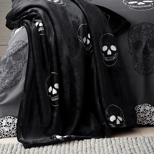 Catherine Lansfield Skulls Fleece Cosy Fleece 130x170cm Blanket Throw Grey 5 Catherine Lansfield Skulls Fleece Cosy Fleece 130x170cm Blanket Throw Grey - Image 3